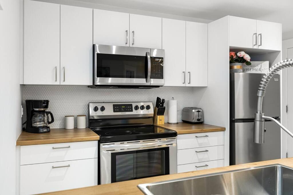 Beautiful 1 Bedroom Apartment - Private Entrance Монктон Экстерьер фото