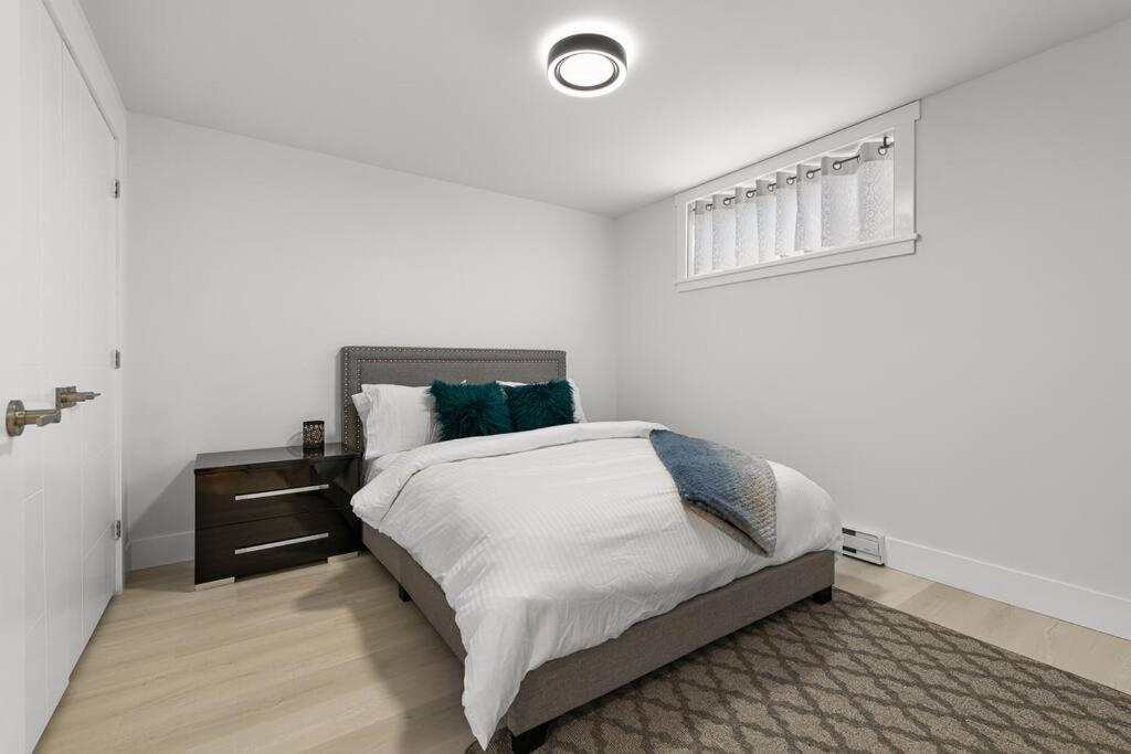 Beautiful 1 Bedroom Apartment - Private Entrance Монктон Экстерьер фото