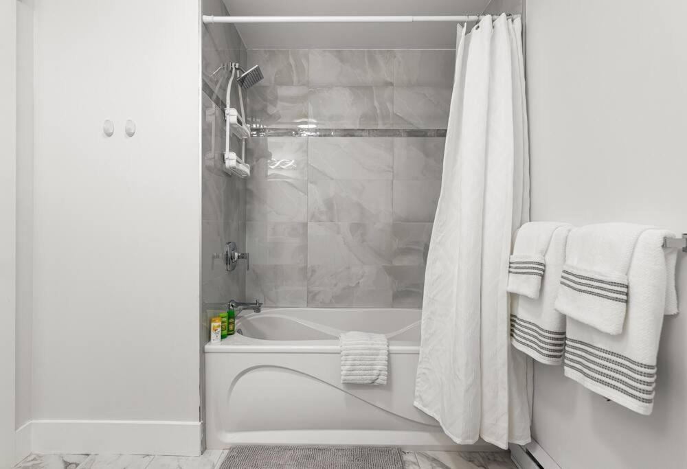Beautiful 1 Bedroom Apartment - Private Entrance Монктон Экстерьер фото