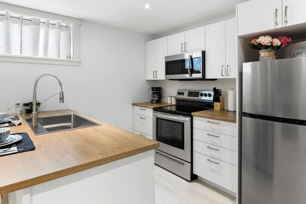 Beautiful 1 Bedroom Apartment - Private Entrance Монктон Экстерьер фото