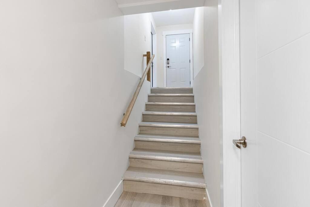 Beautiful 1 Bedroom Apartment - Private Entrance Монктон Экстерьер фото
