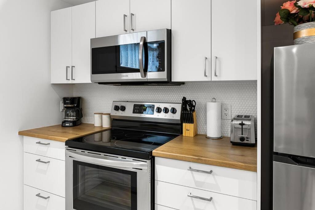 Beautiful 1 Bedroom Apartment - Private Entrance Монктон Экстерьер фото