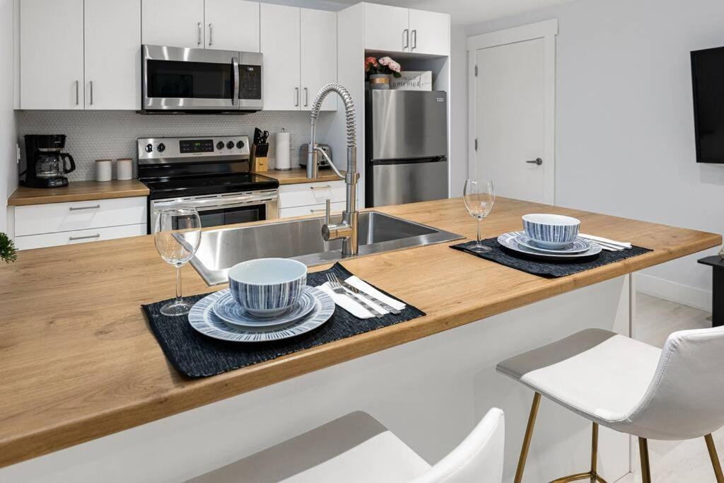 Beautiful 1 Bedroom Apartment - Private Entrance Монктон Экстерьер фото