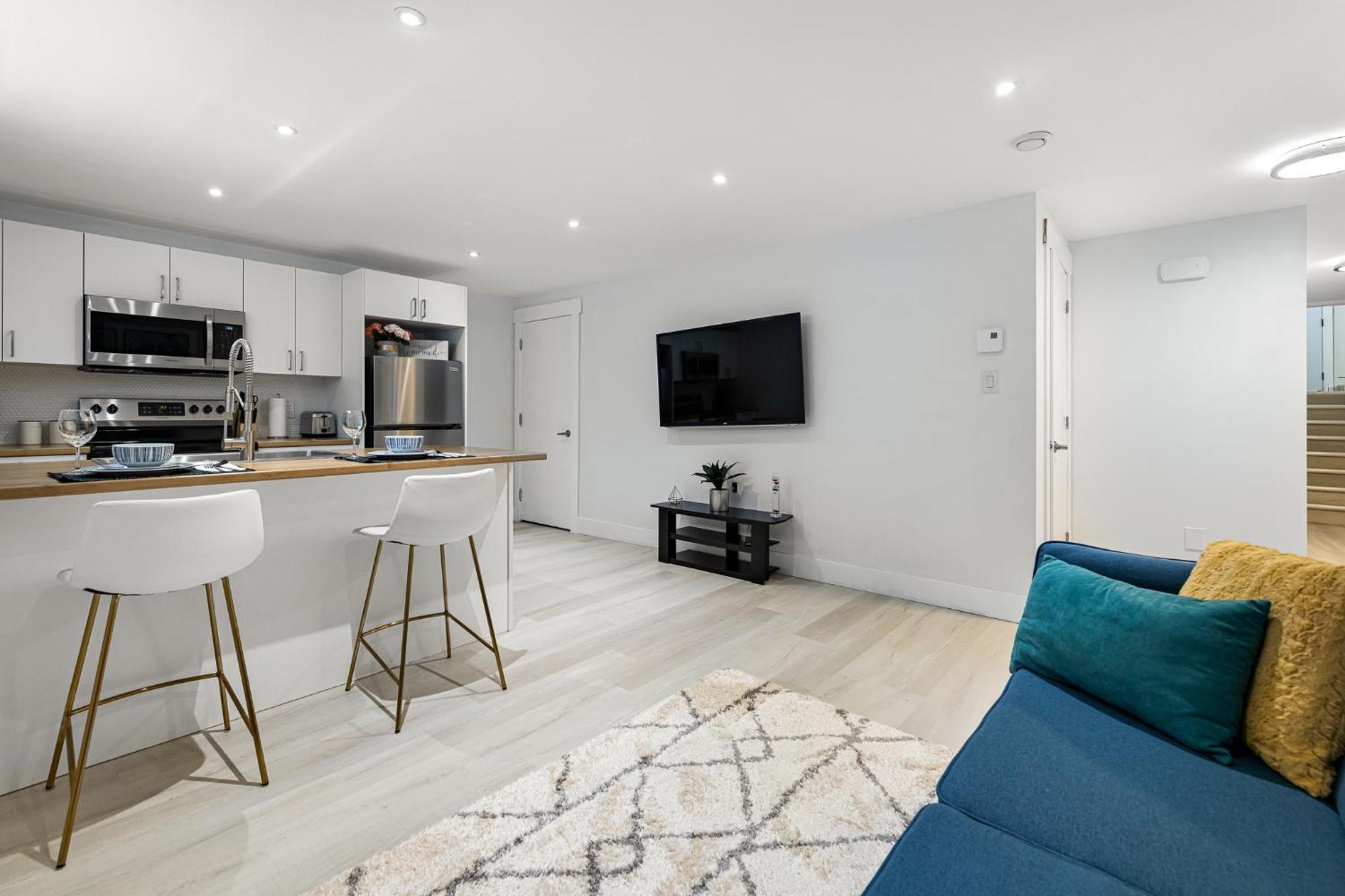 Beautiful 1 Bedroom Apartment - Private Entrance Монктон Экстерьер фото