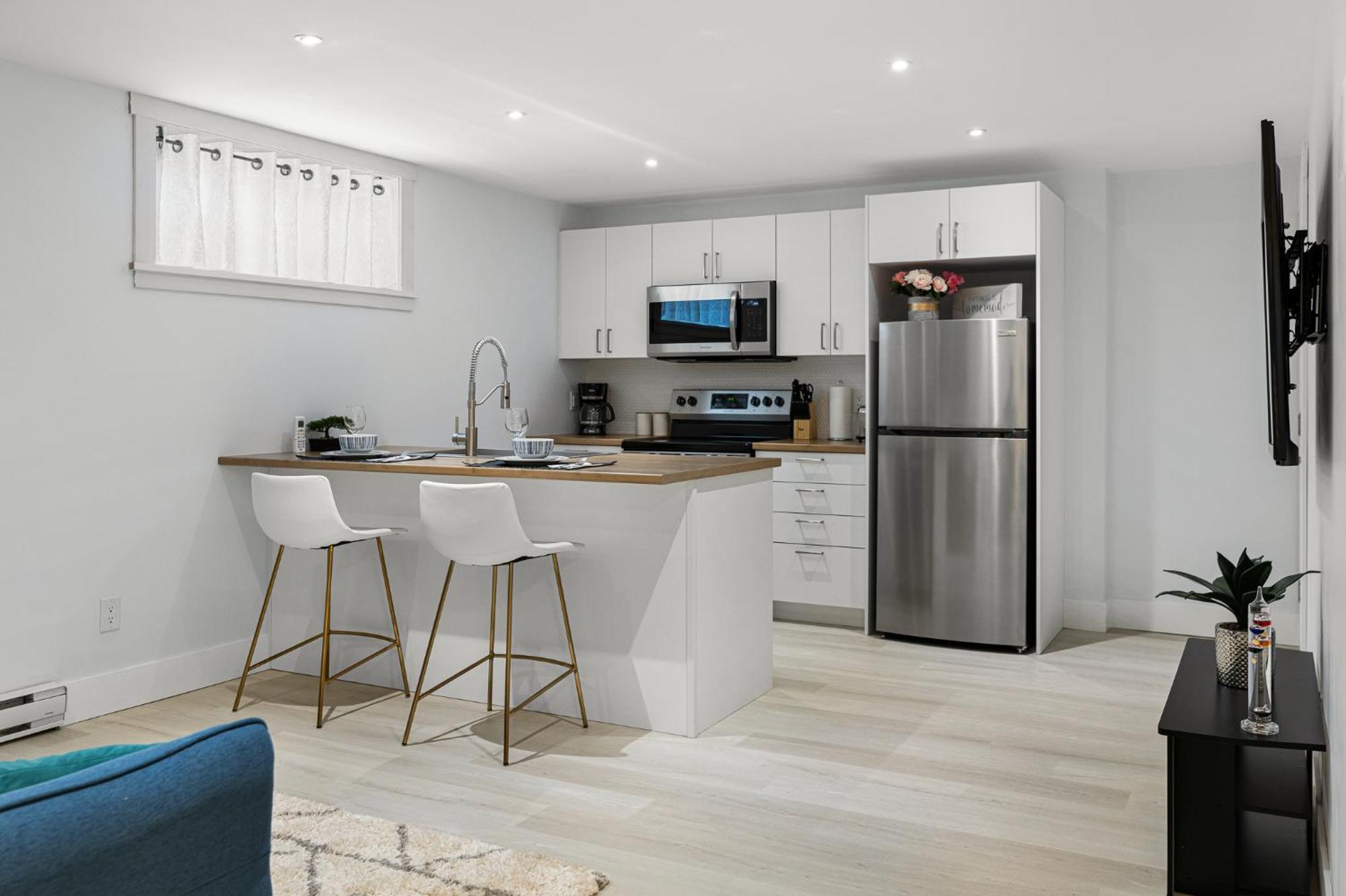 Beautiful 1 Bedroom Apartment - Private Entrance Монктон Экстерьер фото